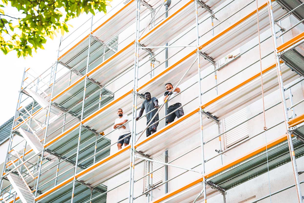 Gerüst für Fassadendämmung / energetische Sanierung ist aufgebaut