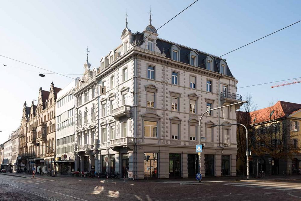 fassade-wohn-geschaeftshaus-freiburg-02 Frisch renovierte Fassade, Eckhaus, Denkmalschutz