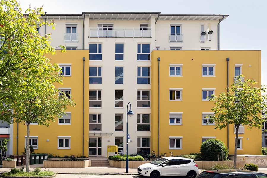 Fassadenarbeiten an einer Fassade eines großen Mehrfamilienhauses